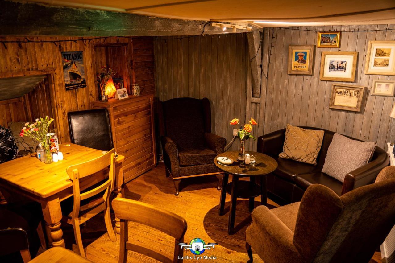 The Bear Inn Llandovery Exteriér fotografie