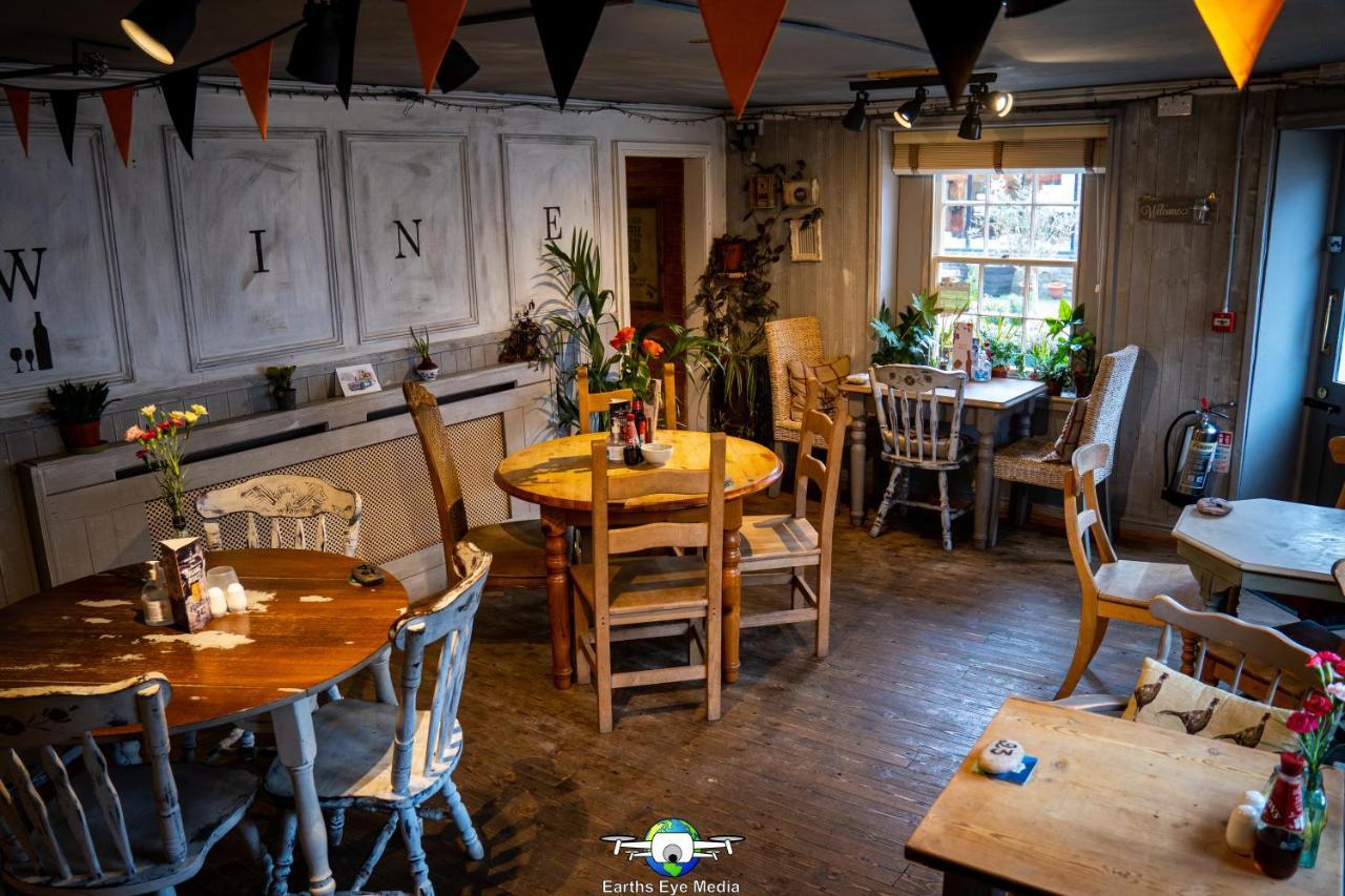 The Bear Inn Llandovery Exteriér fotografie