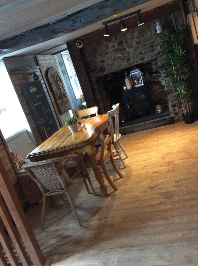 The Bear Inn Llandovery Exteriér fotografie